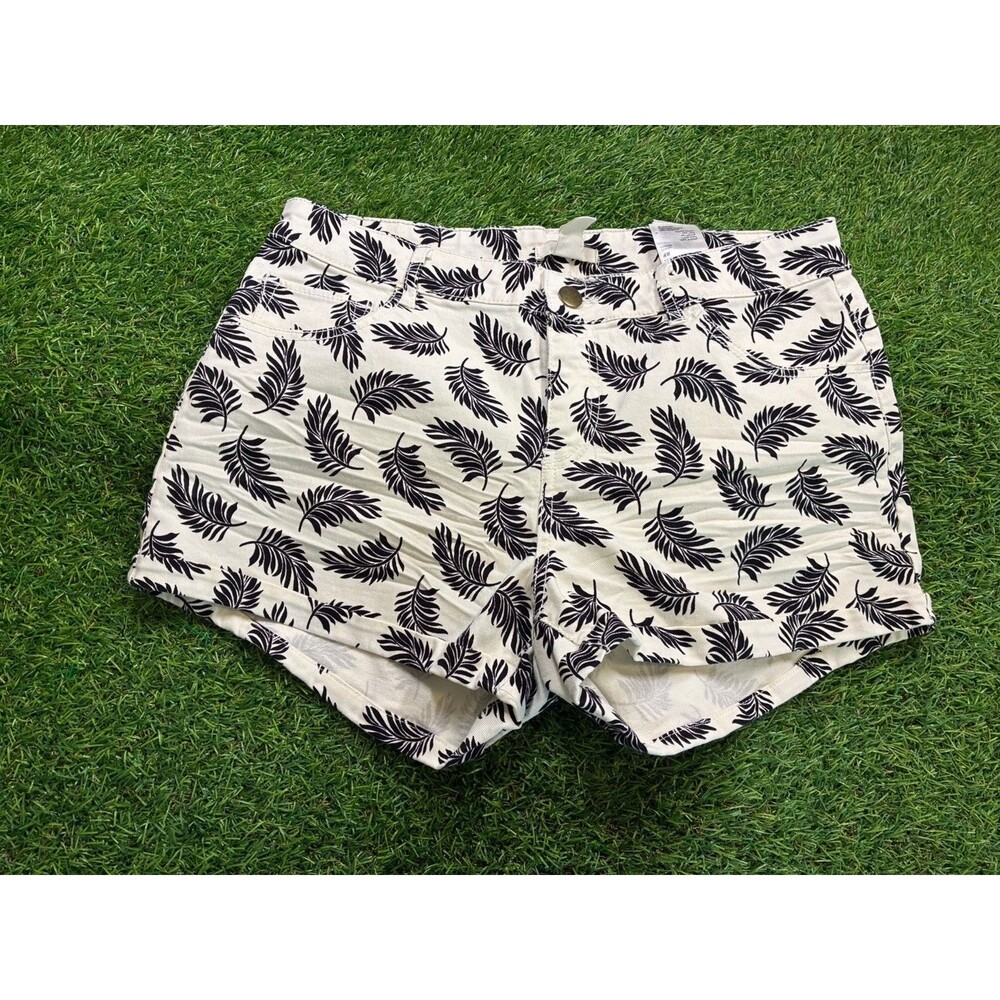 H&M Palm Leaf Print Denim Shorts Women’s Size 8 White Black Mid Rise Summer